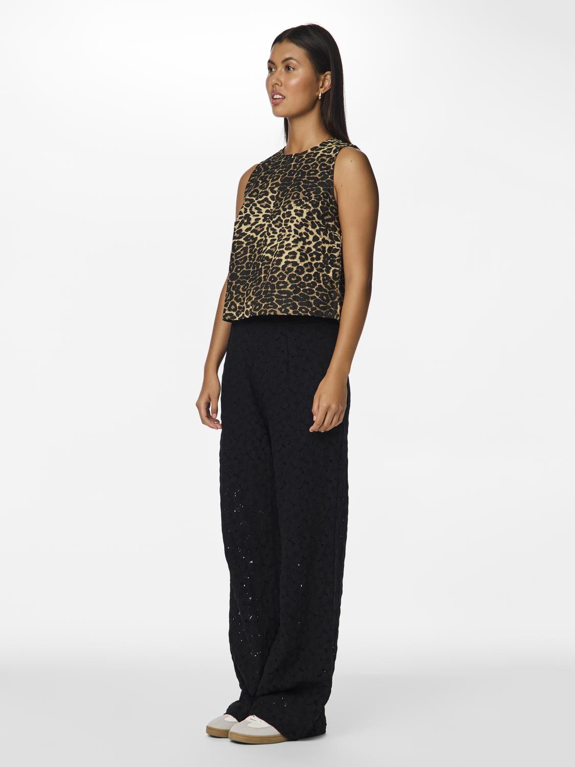 model_shot-front_full